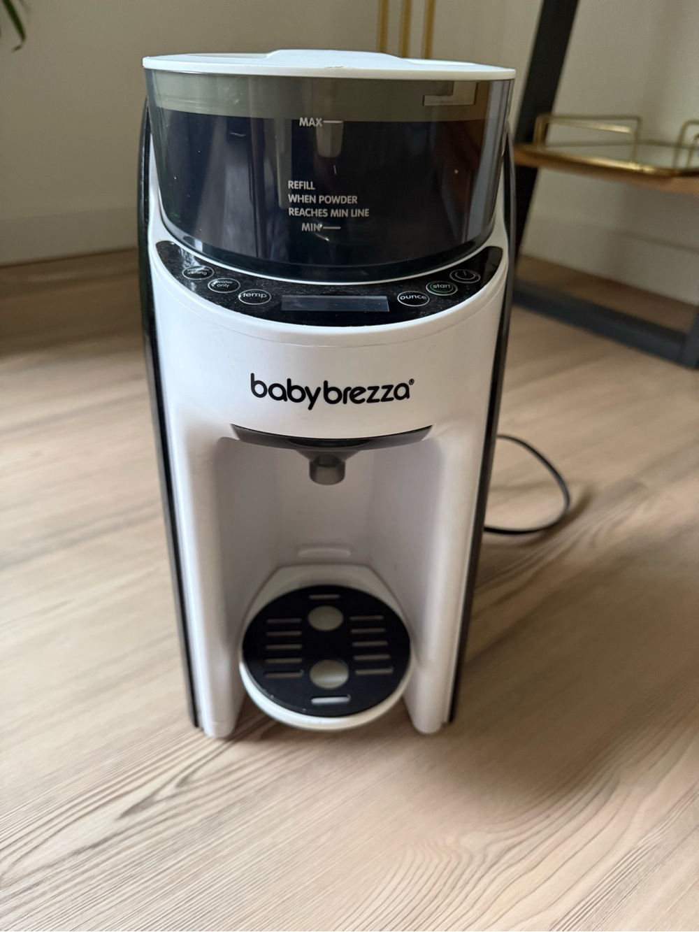 Baby Brezza Formula Pro - White and Black Automatic Formula Dispenser